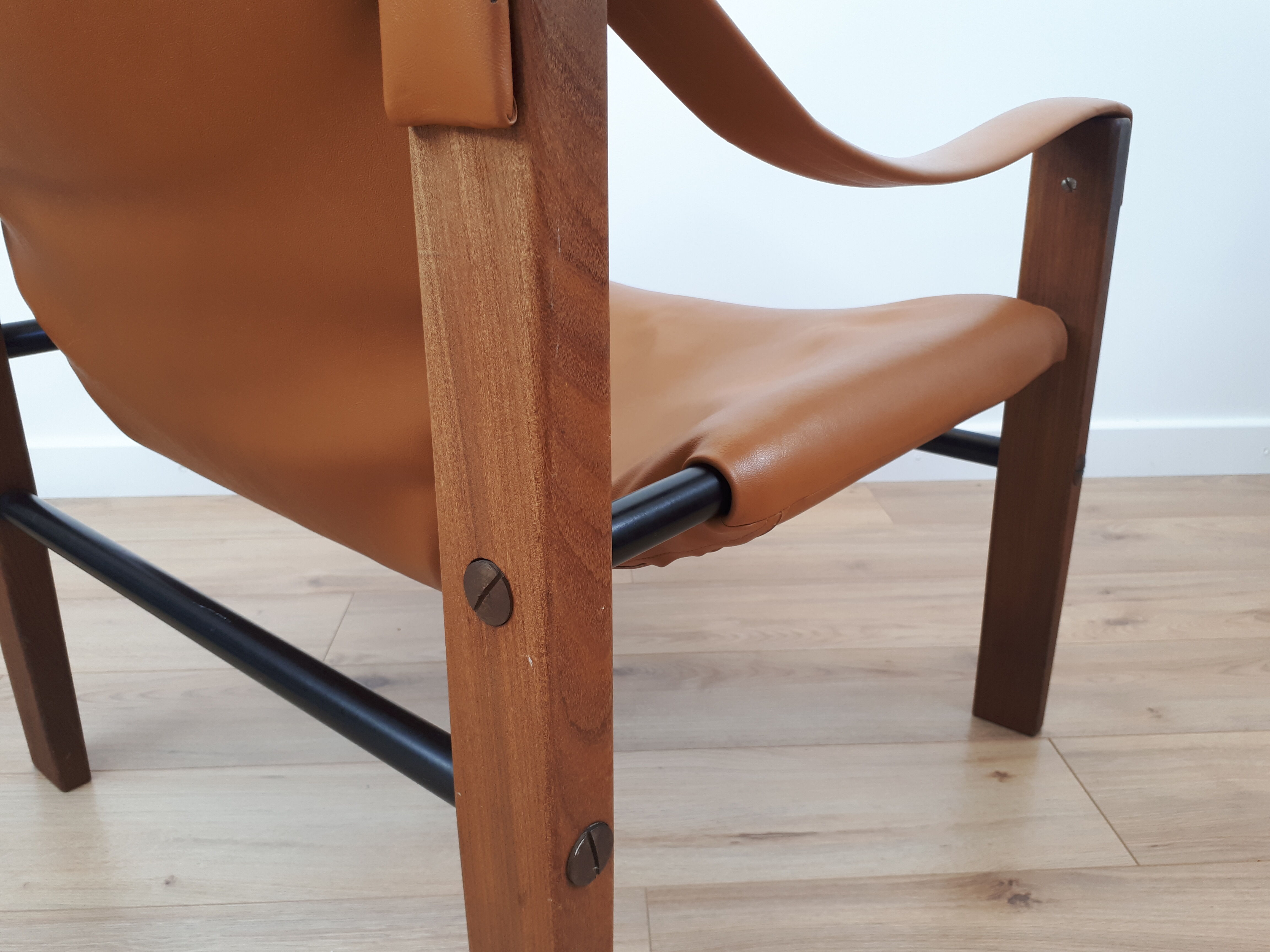 Paire de fauteuils style safari et ottoman "Chelsea", M. Burke pour Arkana, 1970s