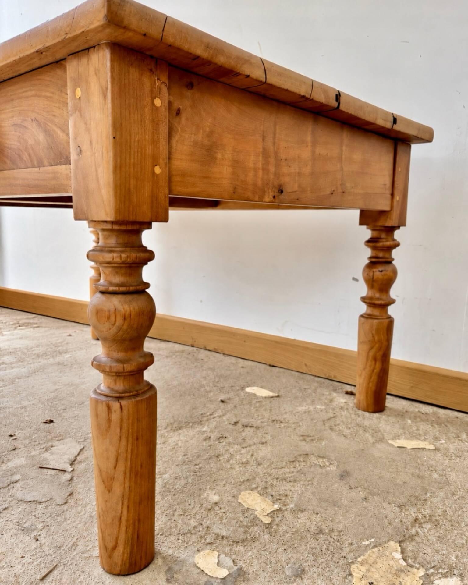 Antique coffee table in solid elm with turned legs.