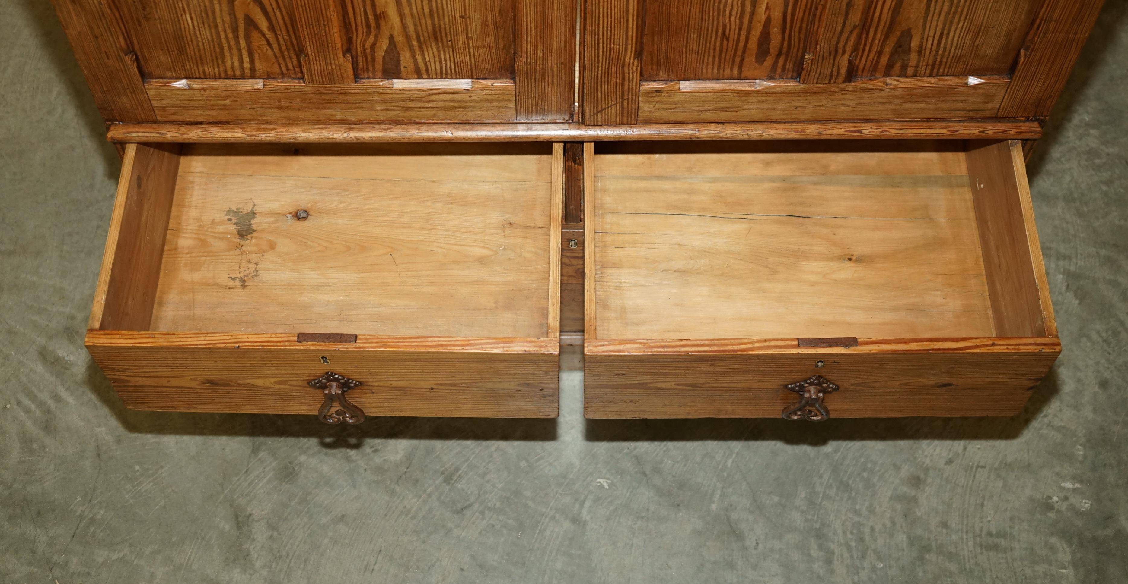 Buffet de gouvernante victorien antique en pin avec étagère coulissante