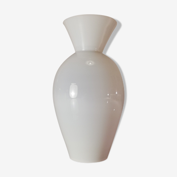 Vase blanc en opaline