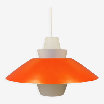 Lampe suspendue en verre opale blanc laiteux et avec des stores métalliques montés lâchement.