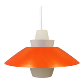Lampe suspendue en verre opale blanc laiteux et avec des stores métalliques montés lâchement.