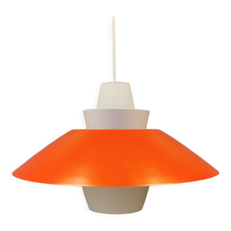 Lampe suspendue en verre opale blanc laiteux et avec des stores métalliques montés lâchement.