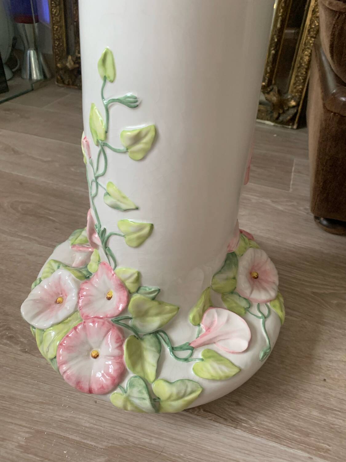 Ceramic pedestal column