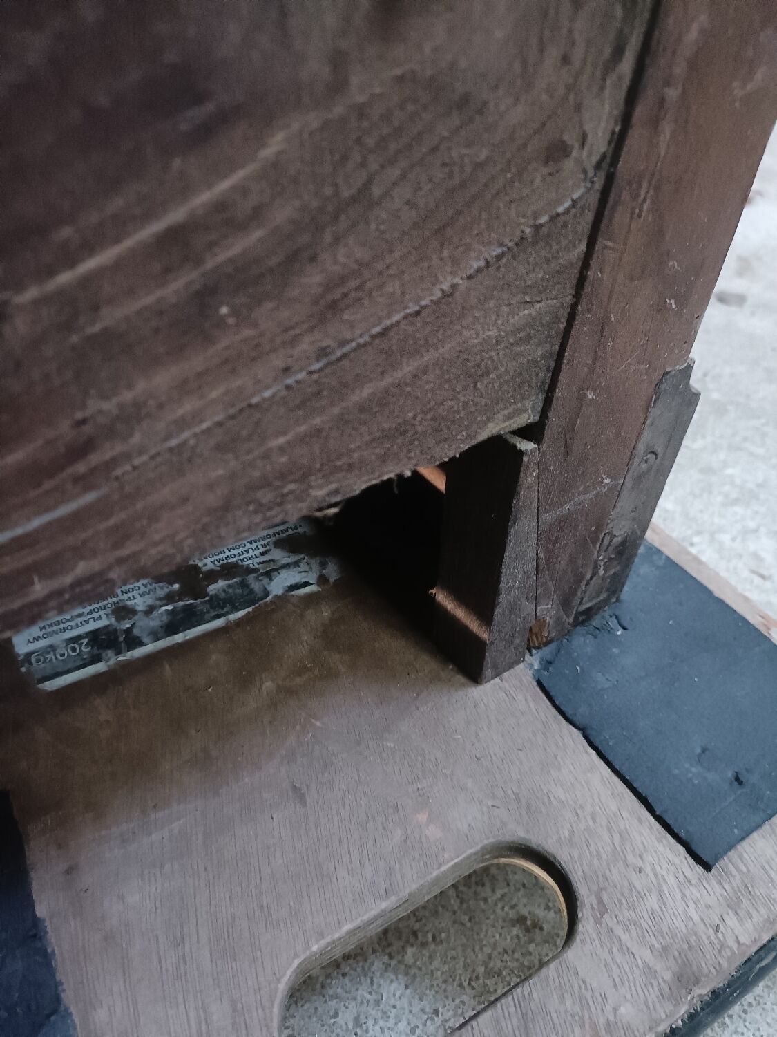 Cabinet bonnetière in solid oak and partial veneer