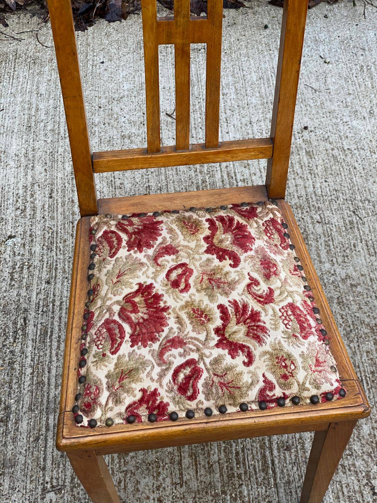 Chaise en bois et tapisserie brodée