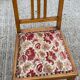 Chaise en bois et tapisserie brodée