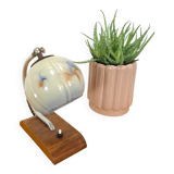 Lampe de table avec base en bois et abat-jour en verre avec des détails bleus vintage