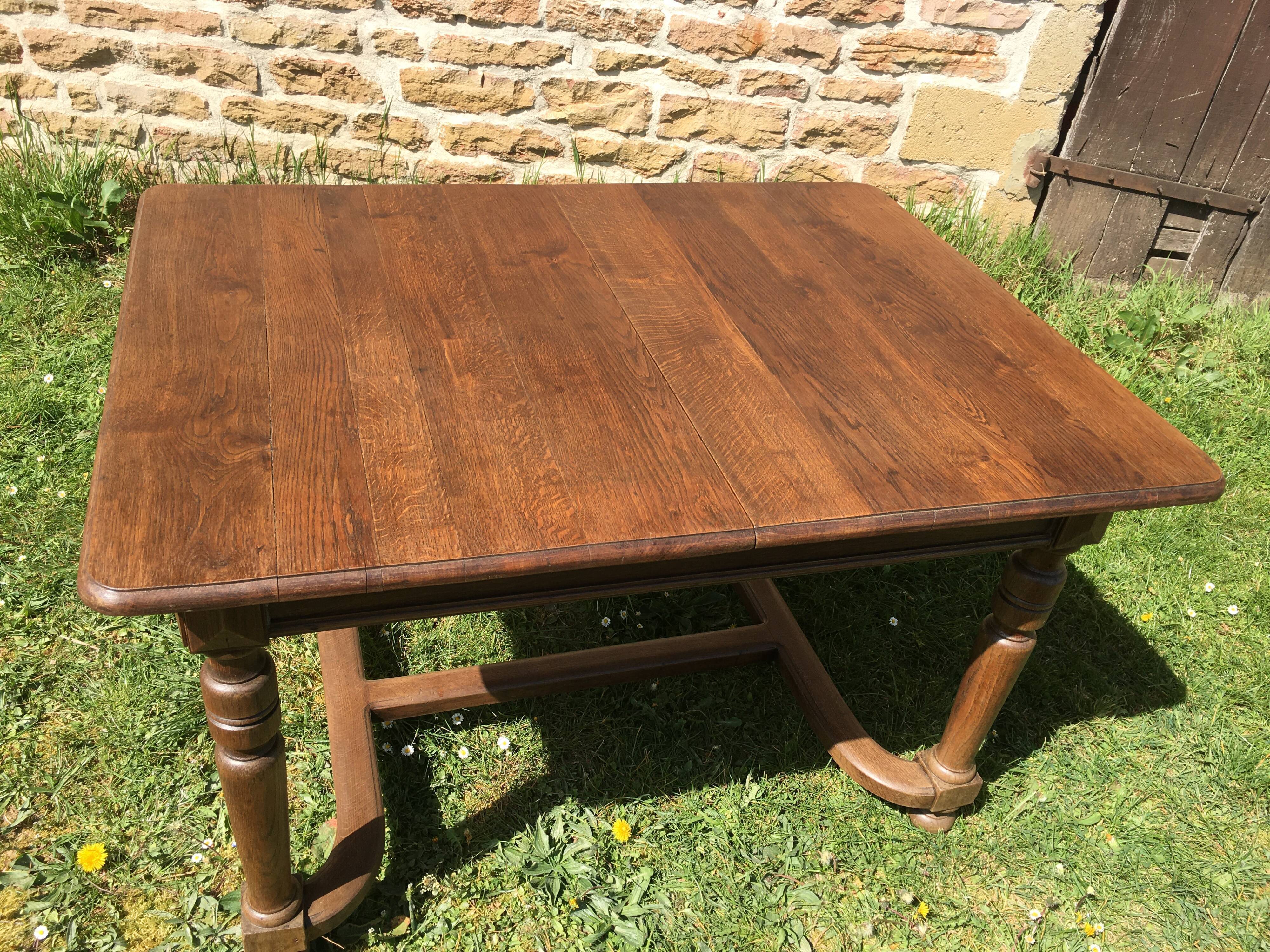 Extendable oak table