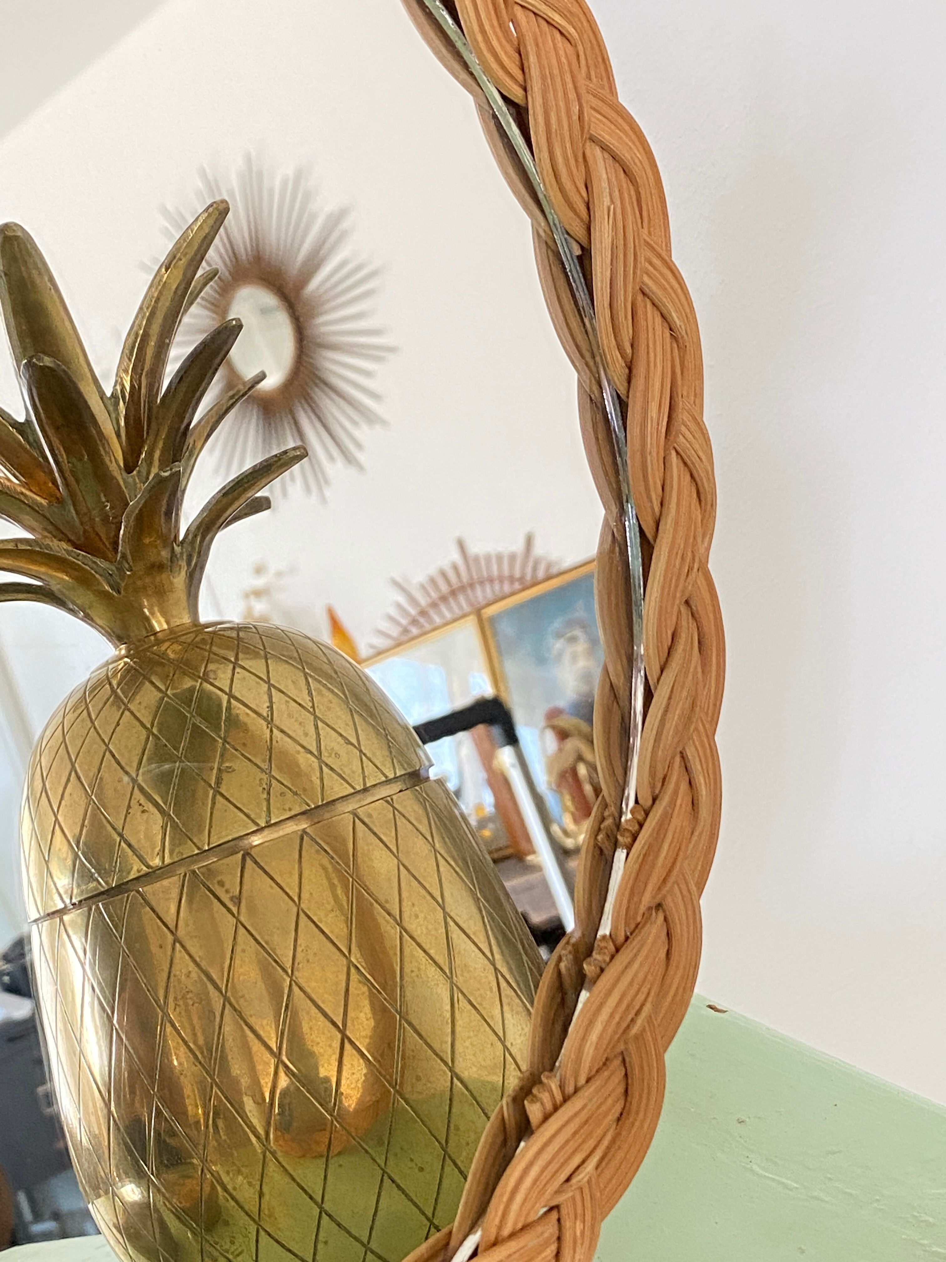 Vintage mirror in round rattan