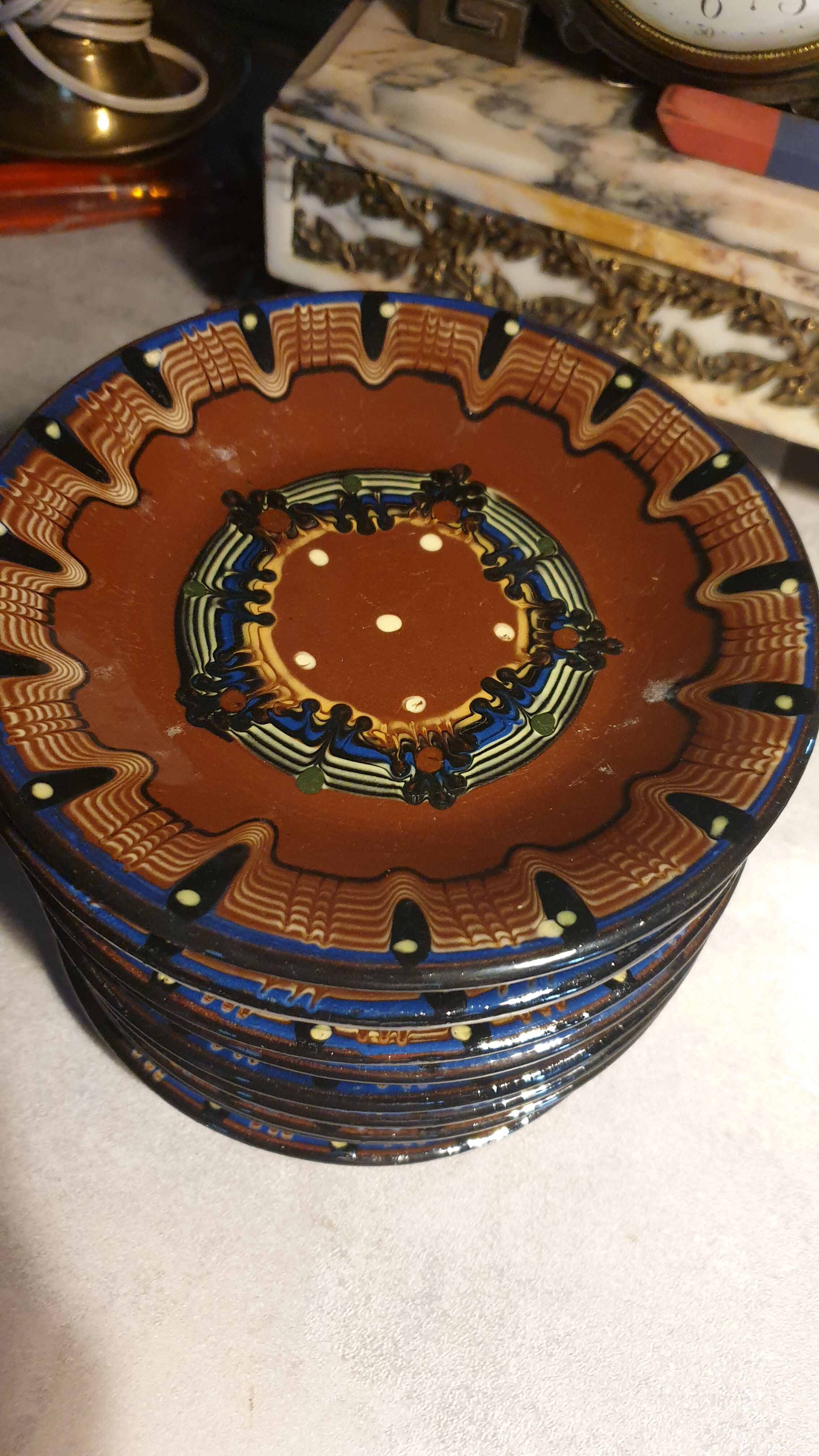 Terracotta service decorated with psychedelic drips