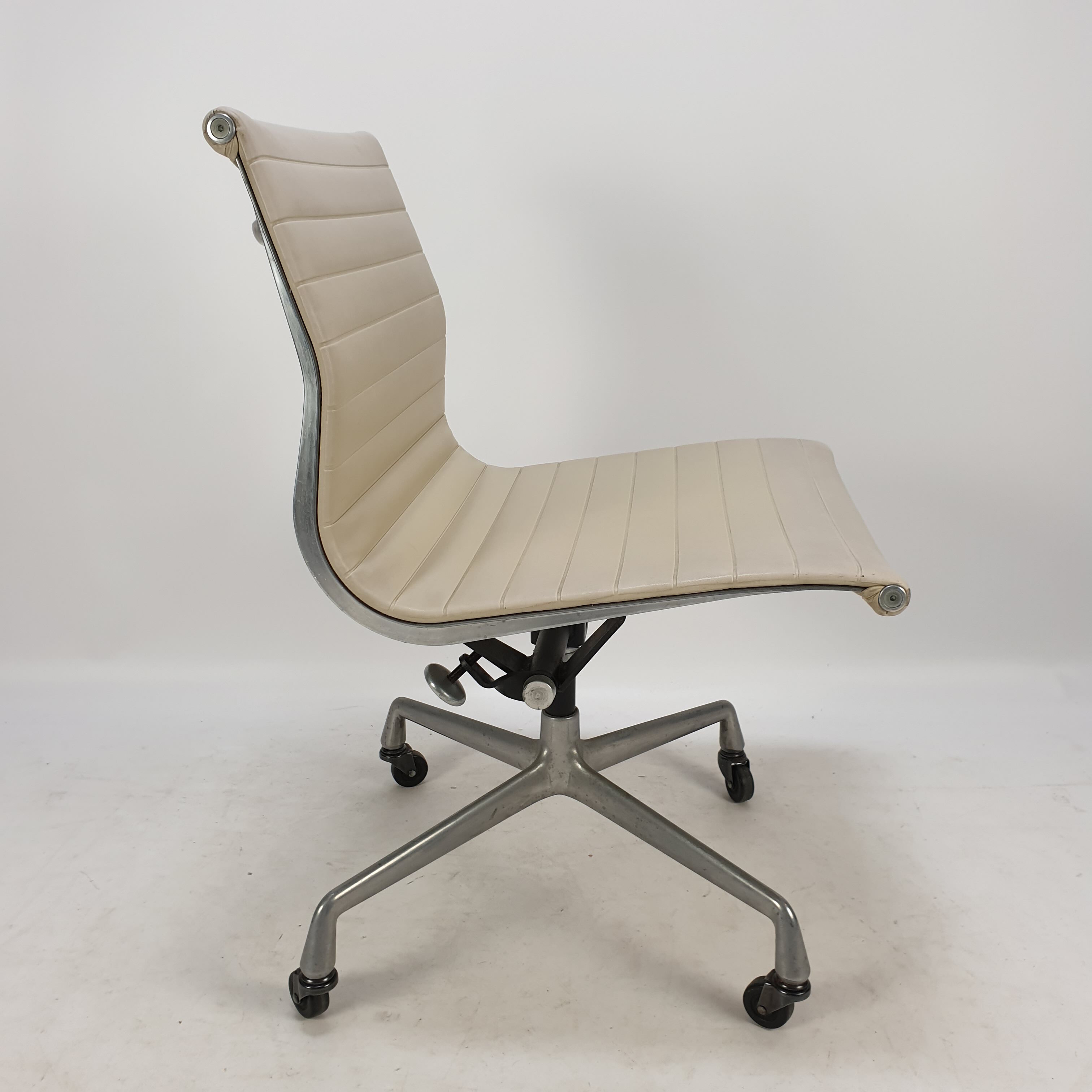 Swivel armchair by Charles & Ray Eames for Herman Miller, 1960