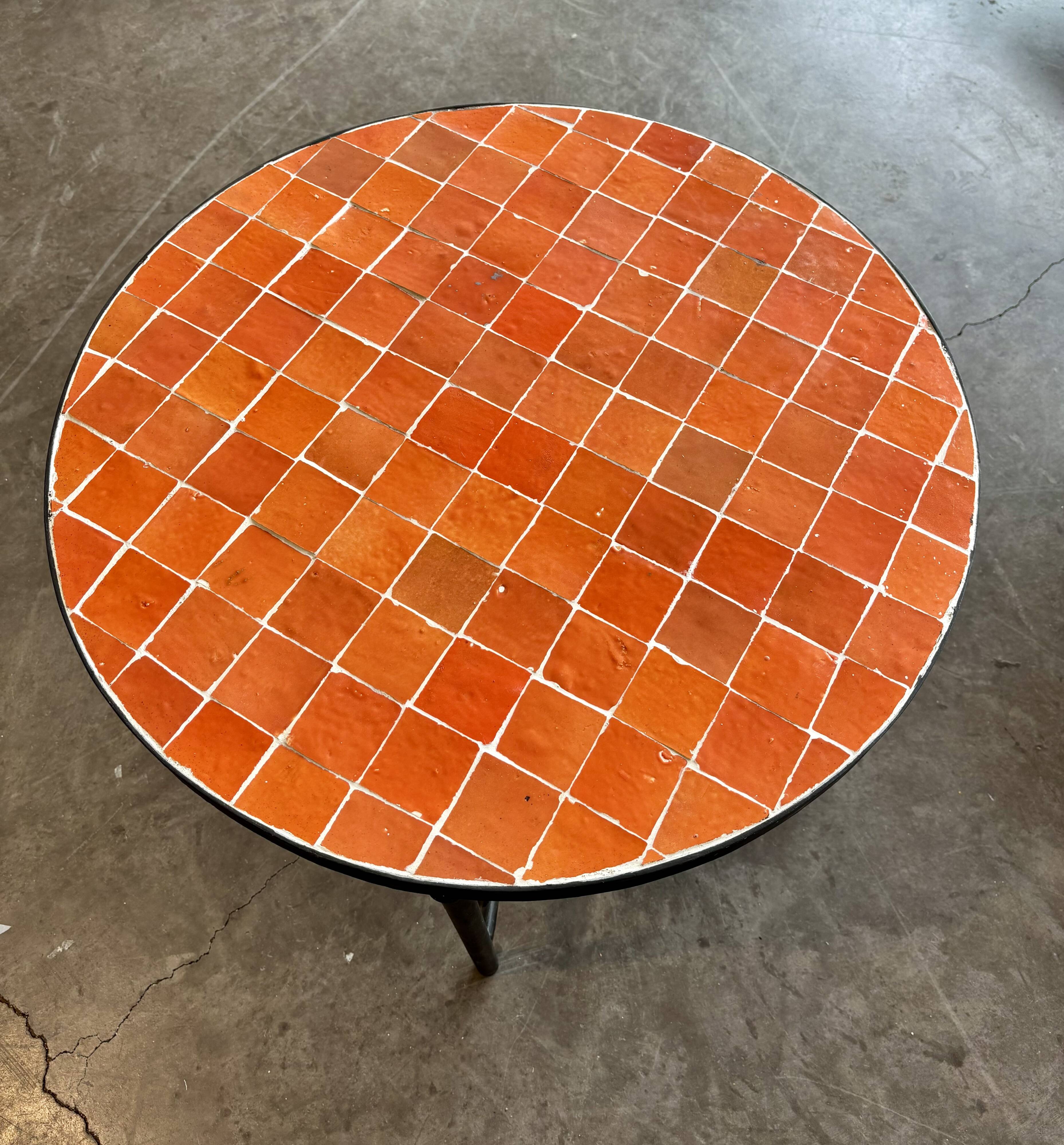 Table basse en zellige orange fabriquer au maroc
