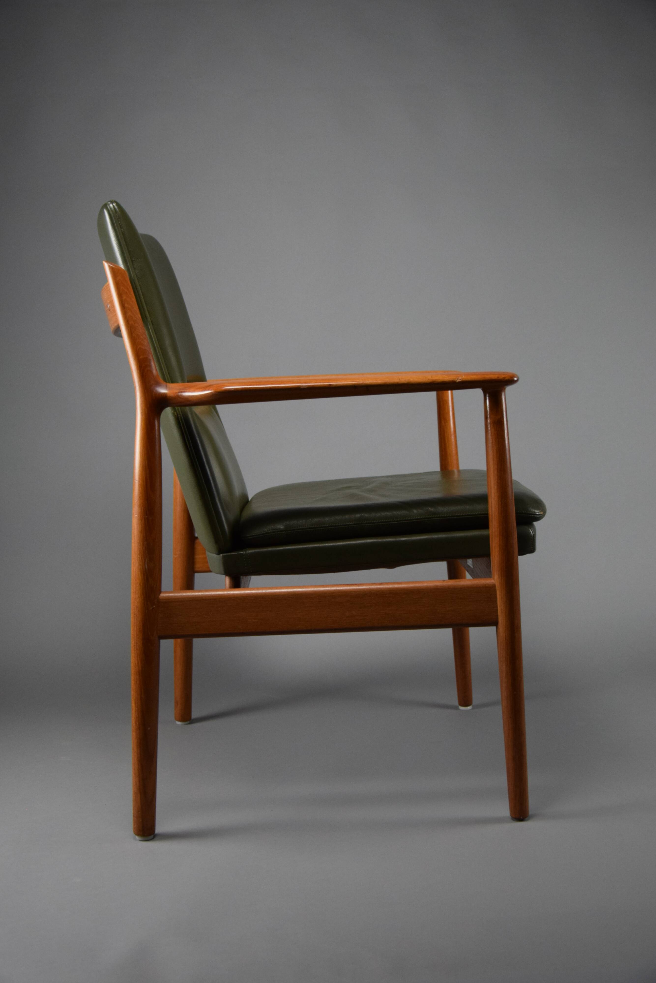 Fauteuil danois moderne du milieu du siècle, vert olive, modèle 431 par Arne Vodder