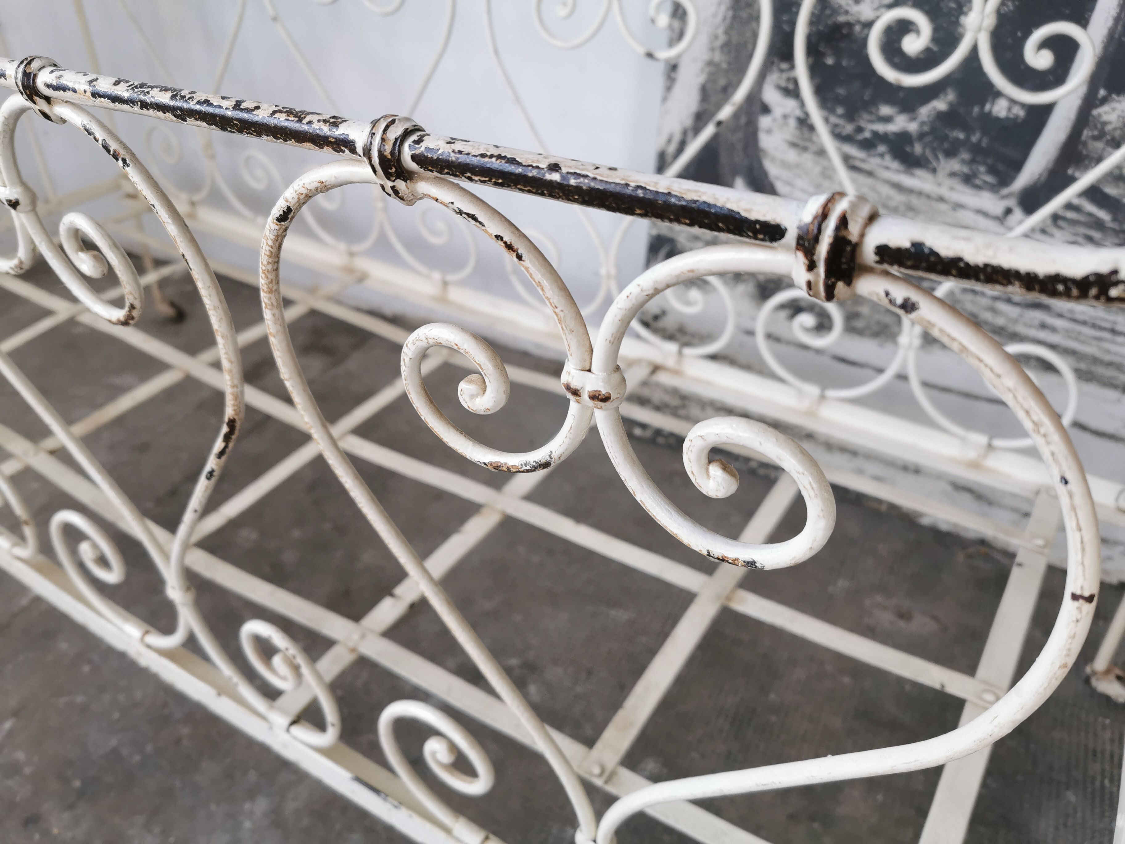 Bed, wrought iron bench