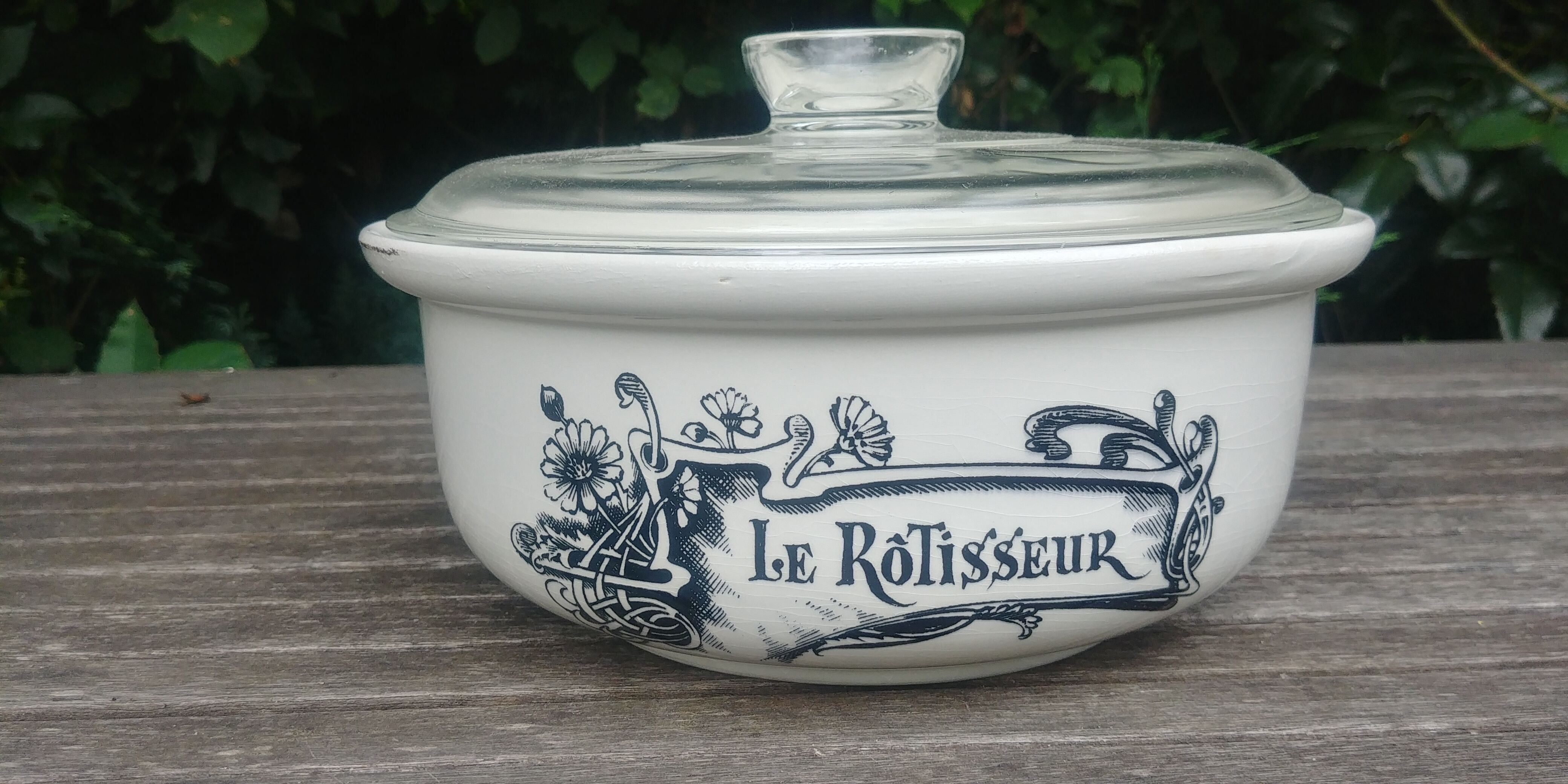 Serving dish with its glass lid of the earthenware factory of Gien model "the roaster"