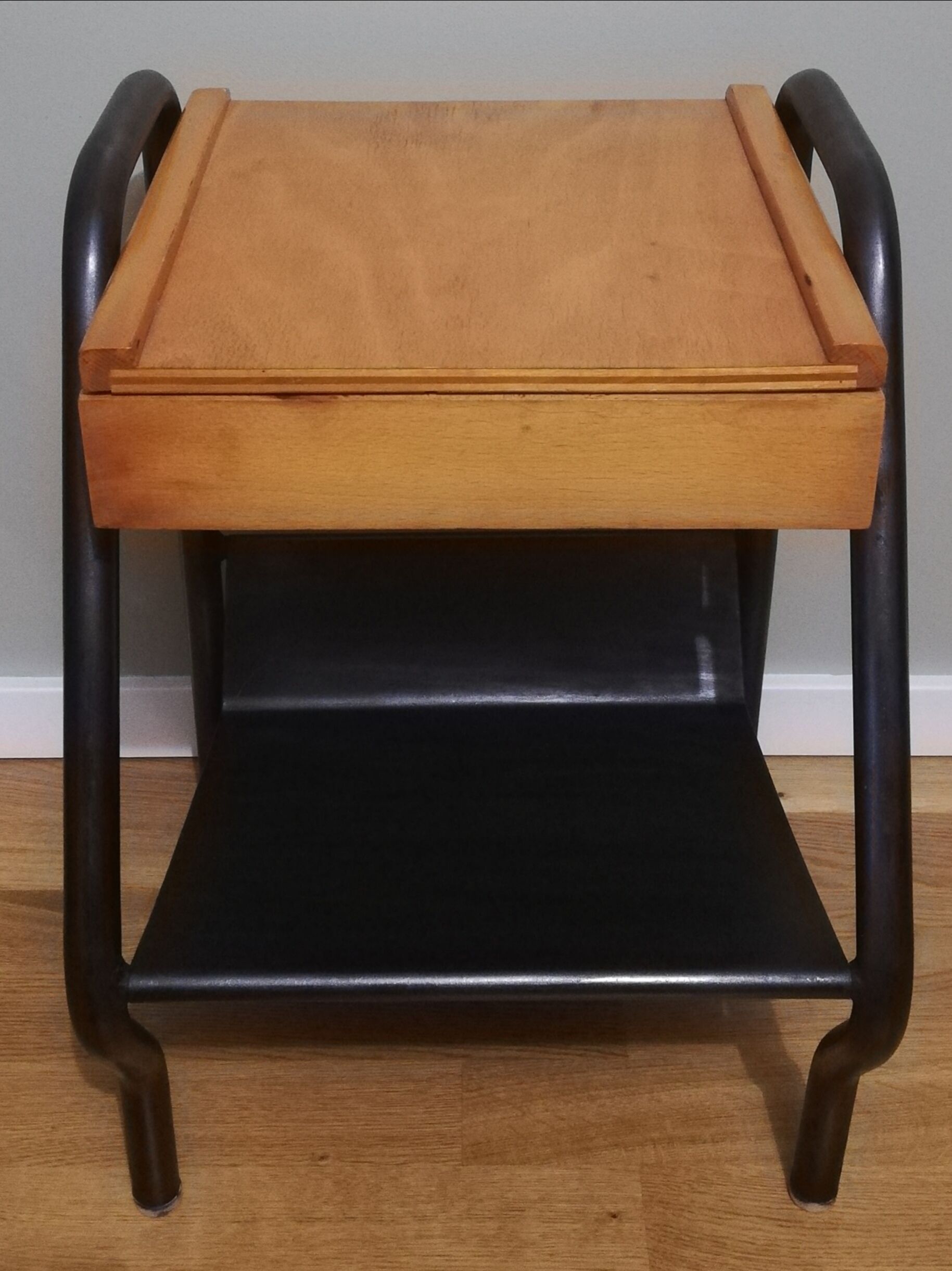 Boarding bedside table