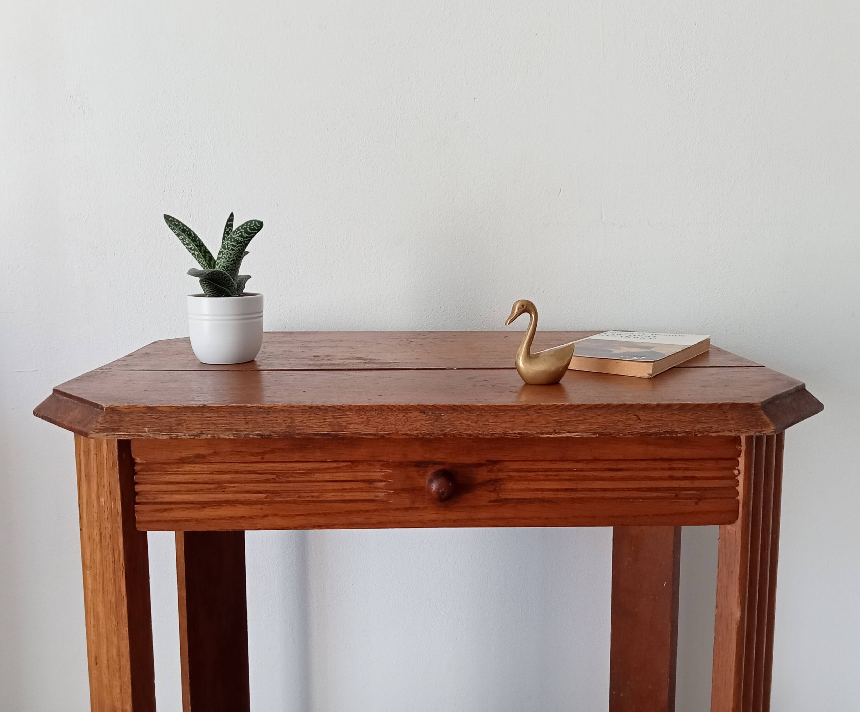 Art Deco side table from the 1940s in solid oak.