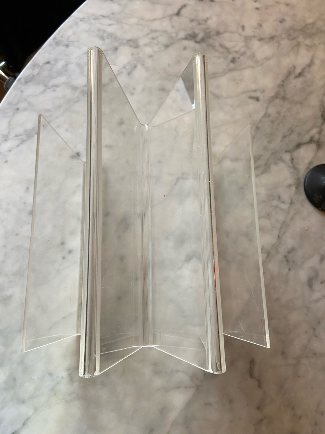 Magazine holder in altuglas 70s