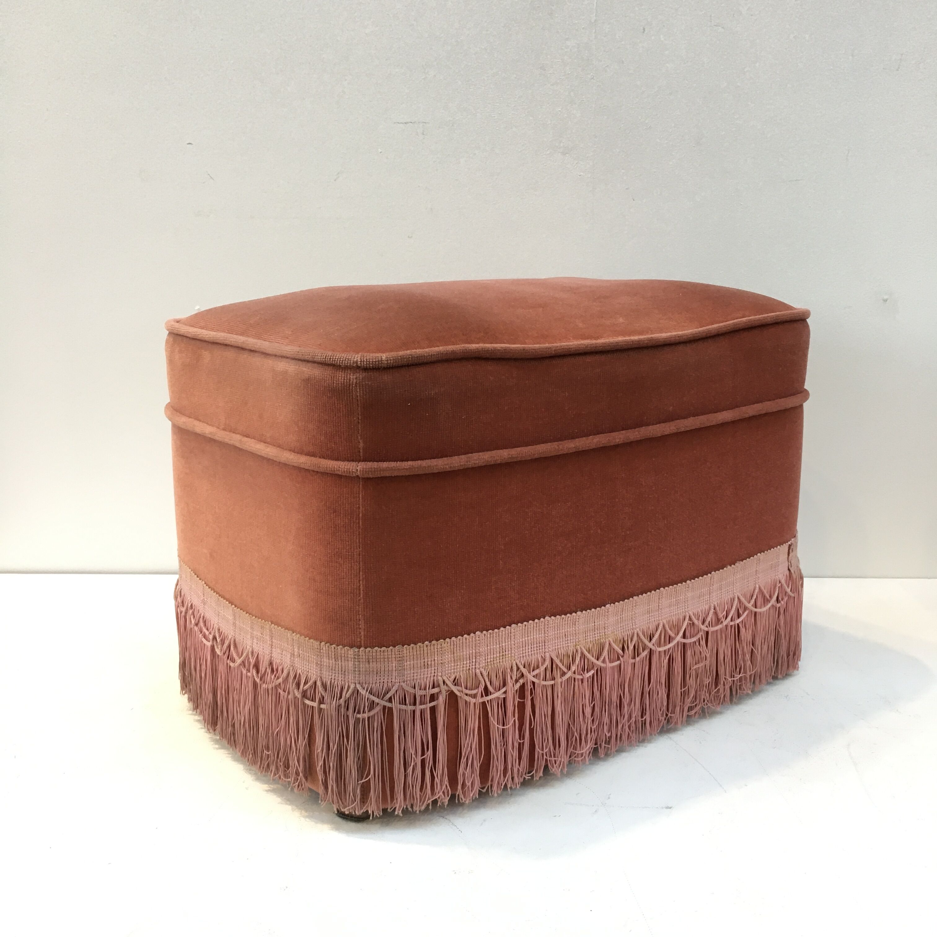Velvet pouf in old pink color with fringes