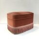 Pouf en velours couleur vieux rose avec franges