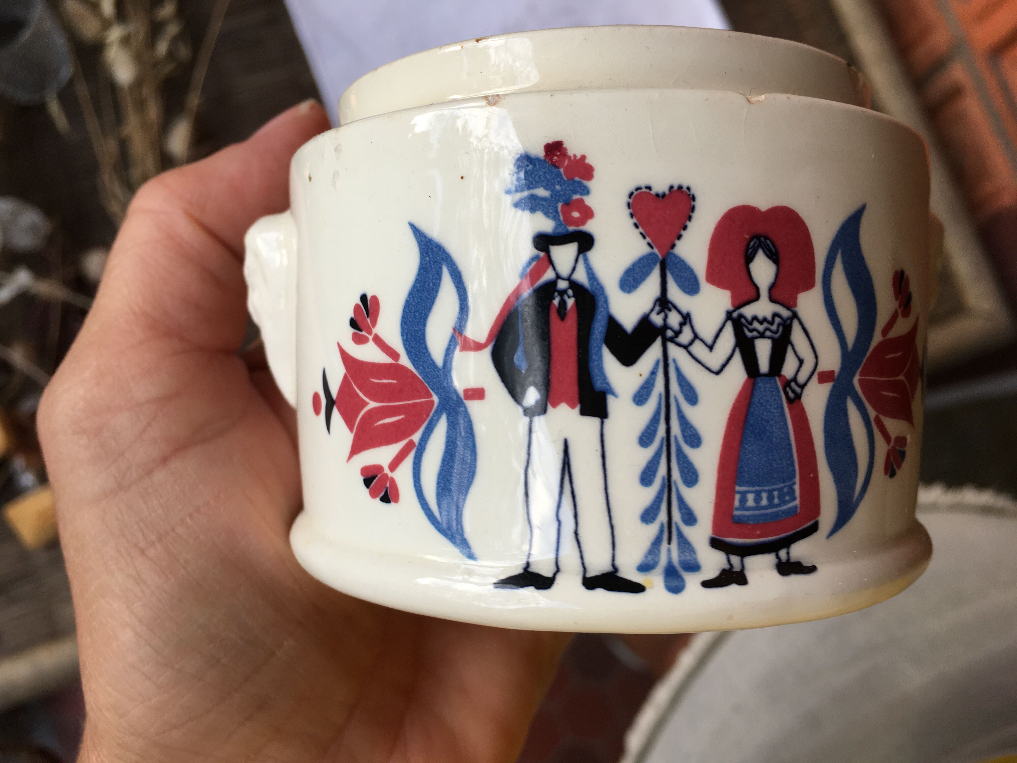 Pot en faïence Ribeauvillé avec décor typique alsacien