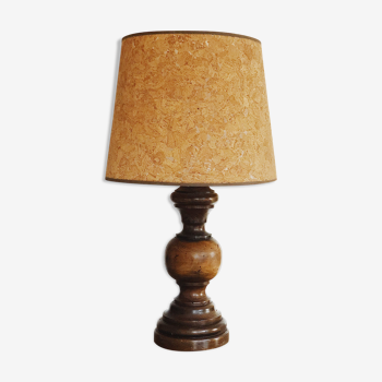 Lampe vintage en bois sculpté et abat-jour en liège