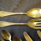18 couverts et 4 couverts de service, gravés BMA made in GDR (imposé par l'Angleterre à l'Allemagne)