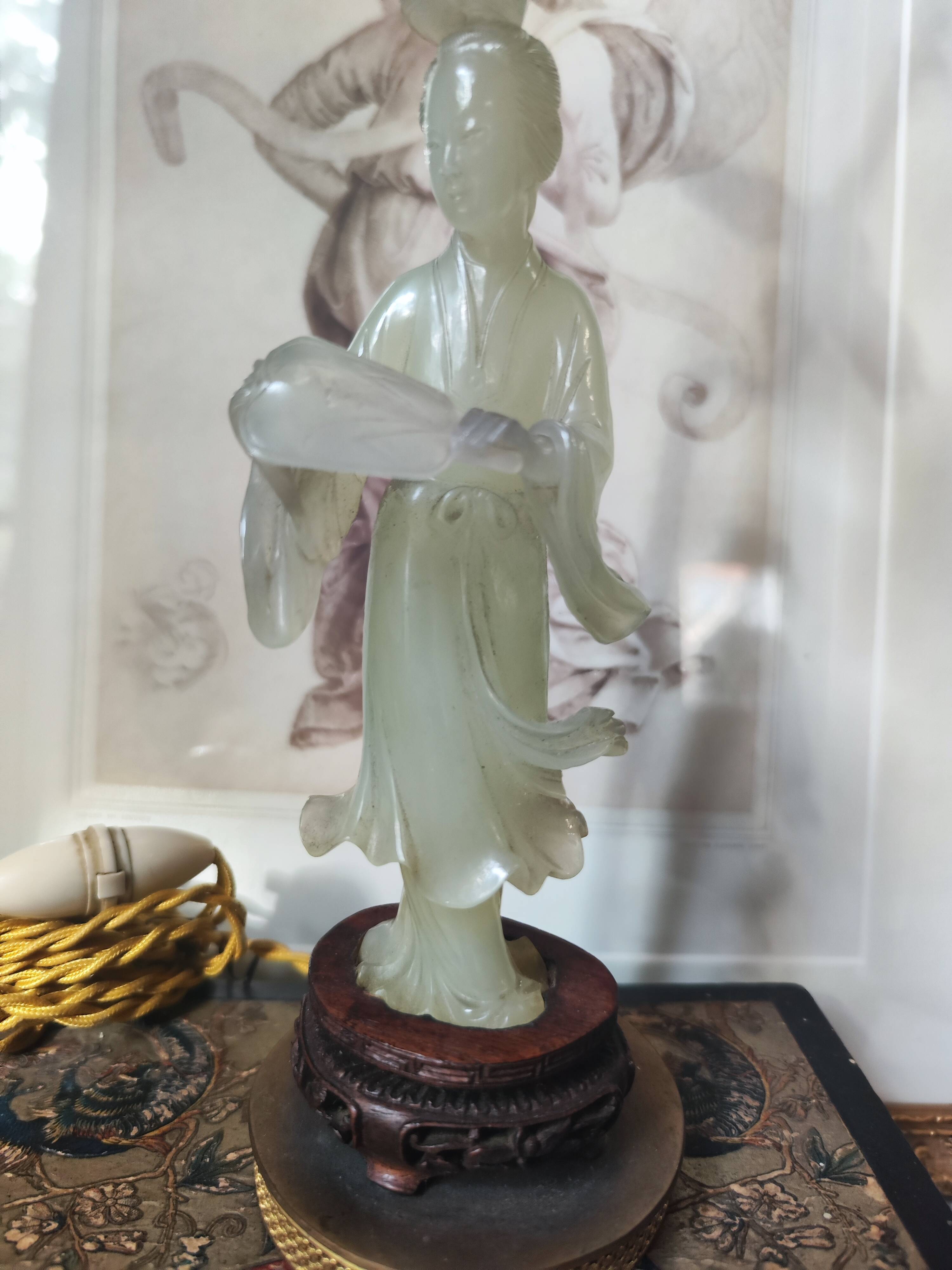 Sculpture chinoise en pierre montée en lampe.