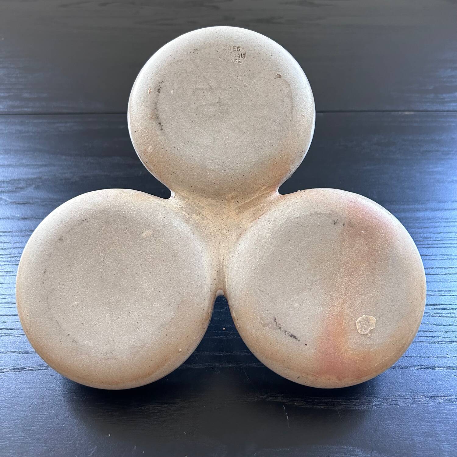 Beige stoneware servant