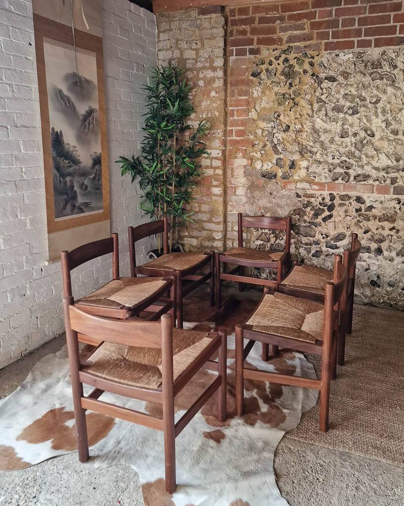 Chaises de salle à manger rustiques en teck et jonc de style français du milieu du siècle (x6)