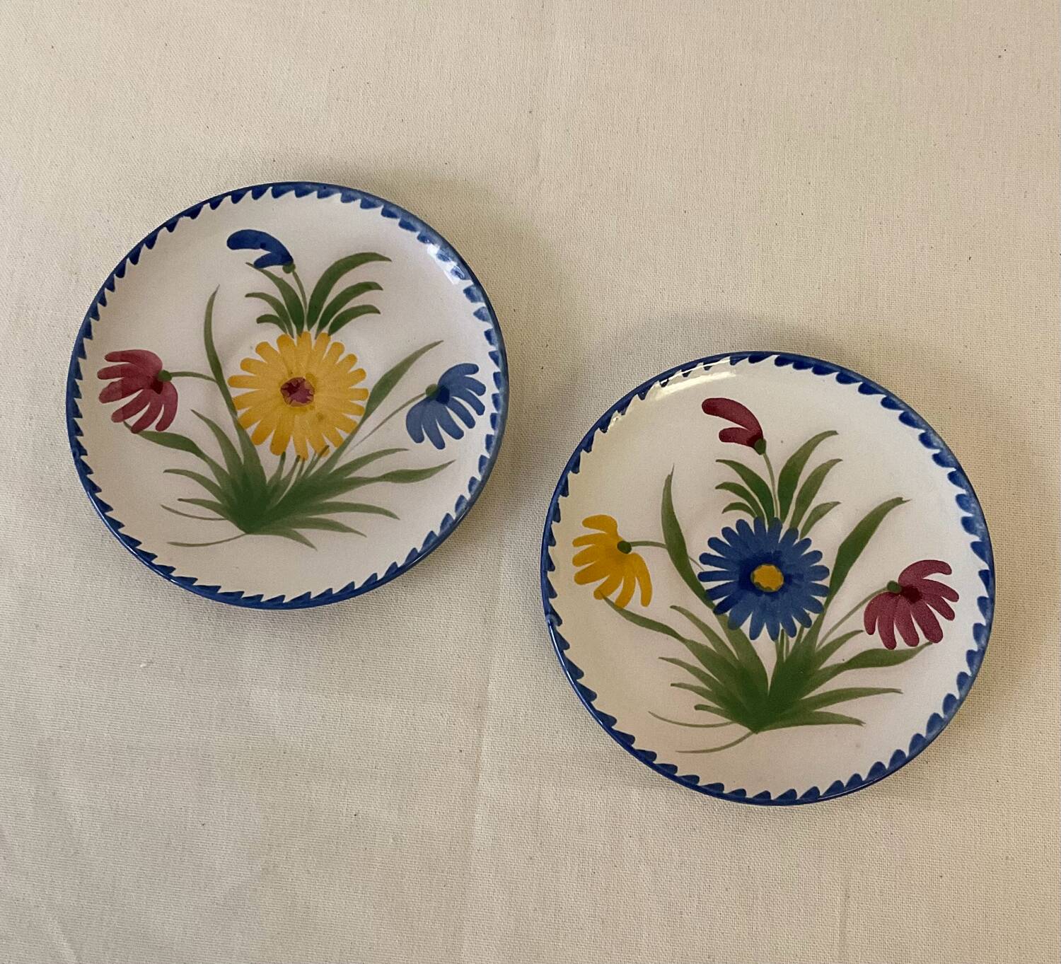 Set of 2 Saint-Clément earthenware saucers – Hand-painted floral design