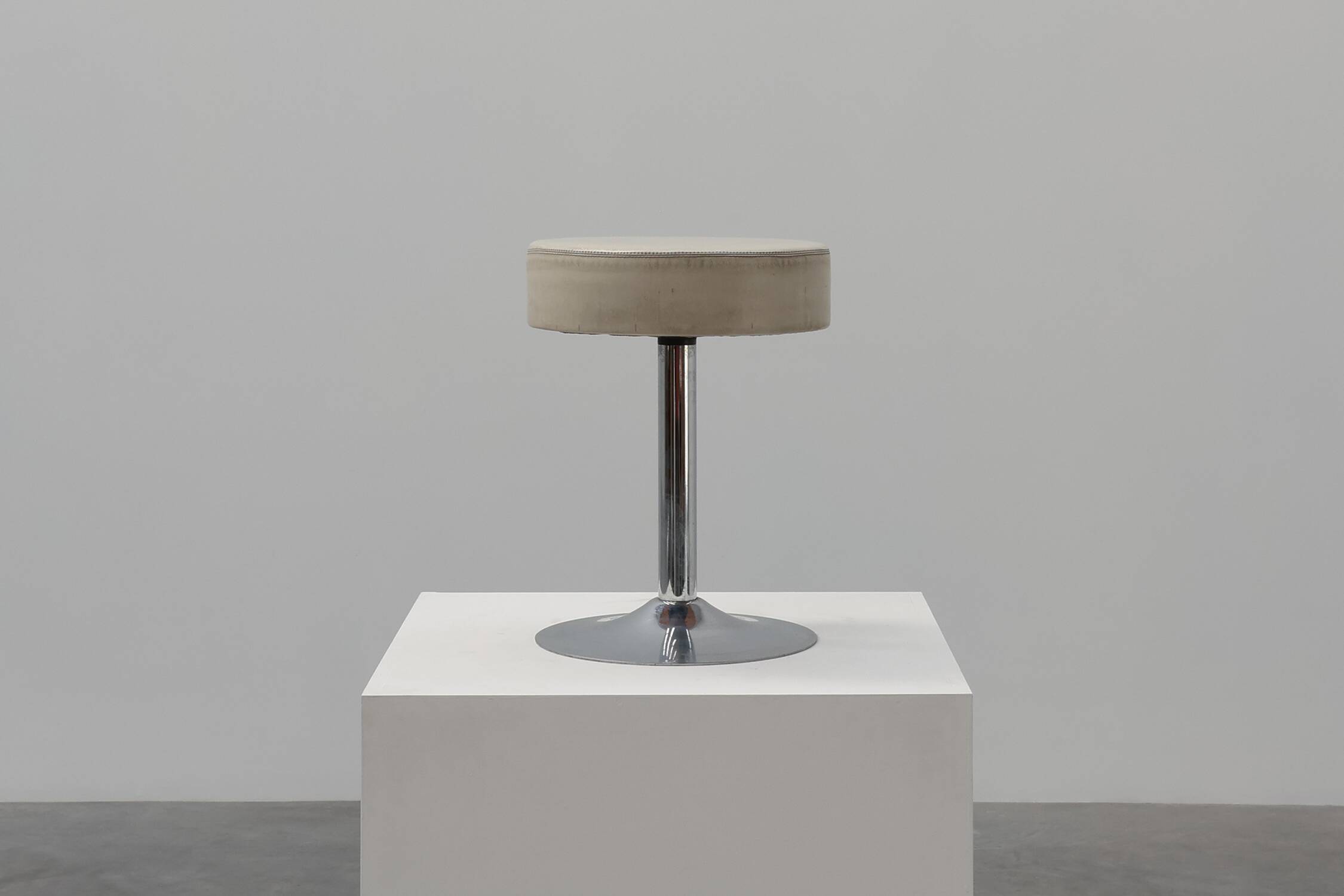 Vintage Mid-century design stool in chrome with white leather seat, 1970s