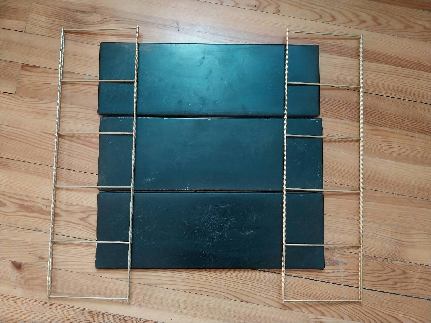Metal string shelf