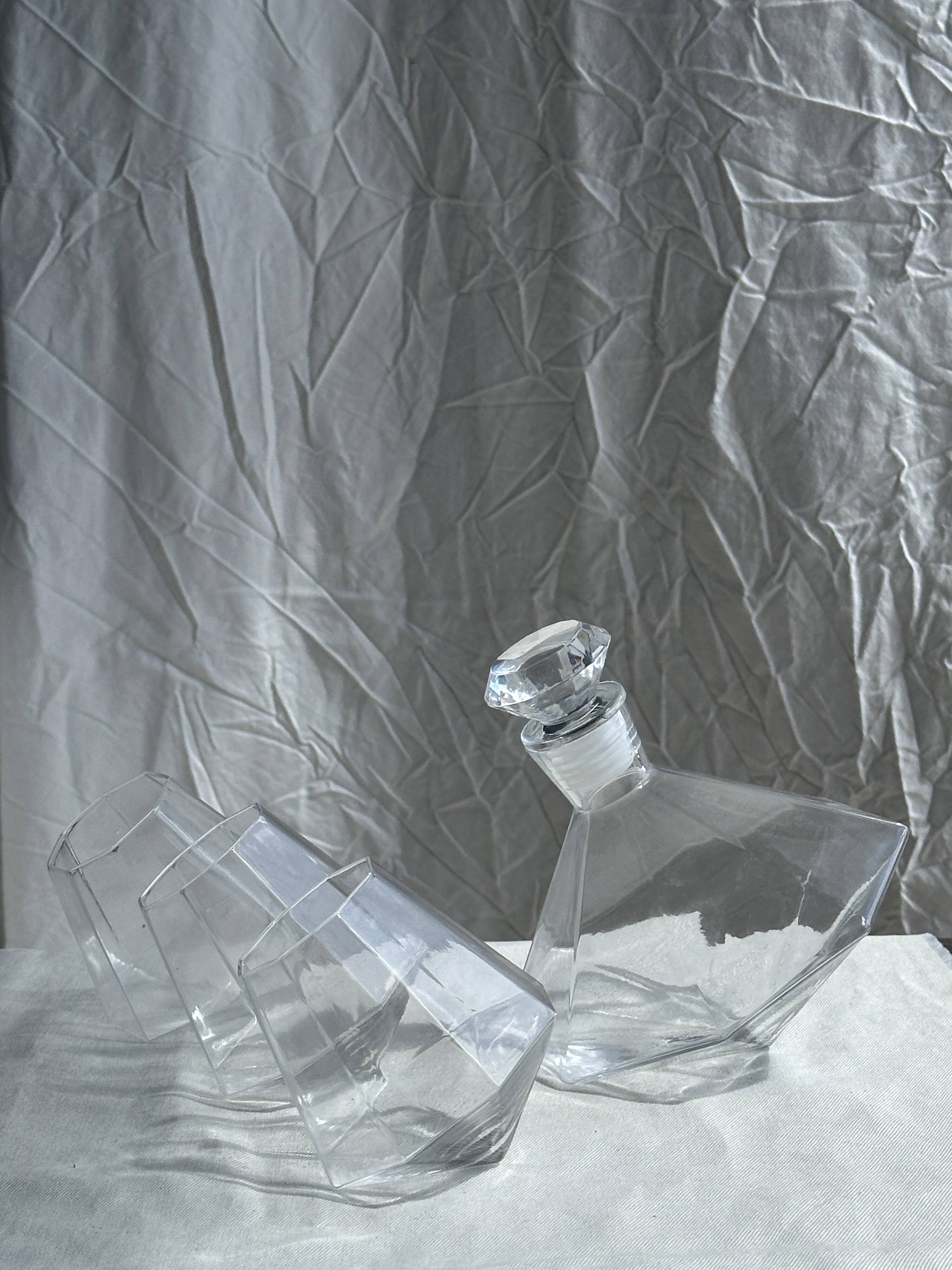 Small geometric carafe with diamond-shaped stopper and its 4 glasses