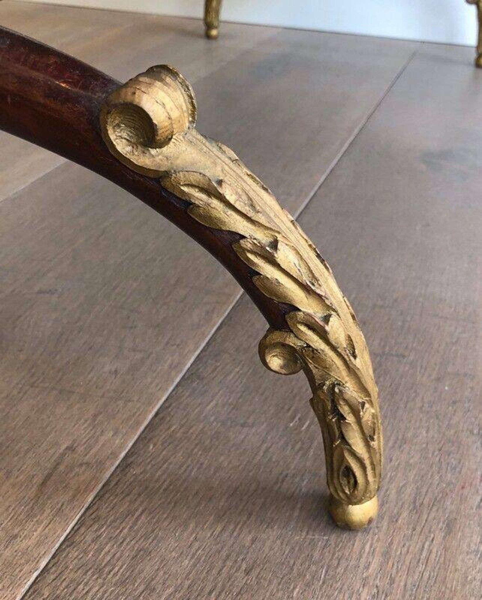 Table basse en bois sculpté patiné et doré. Maison Hirch