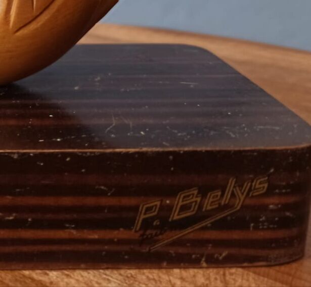 Paire de serre livres en bois sculpté