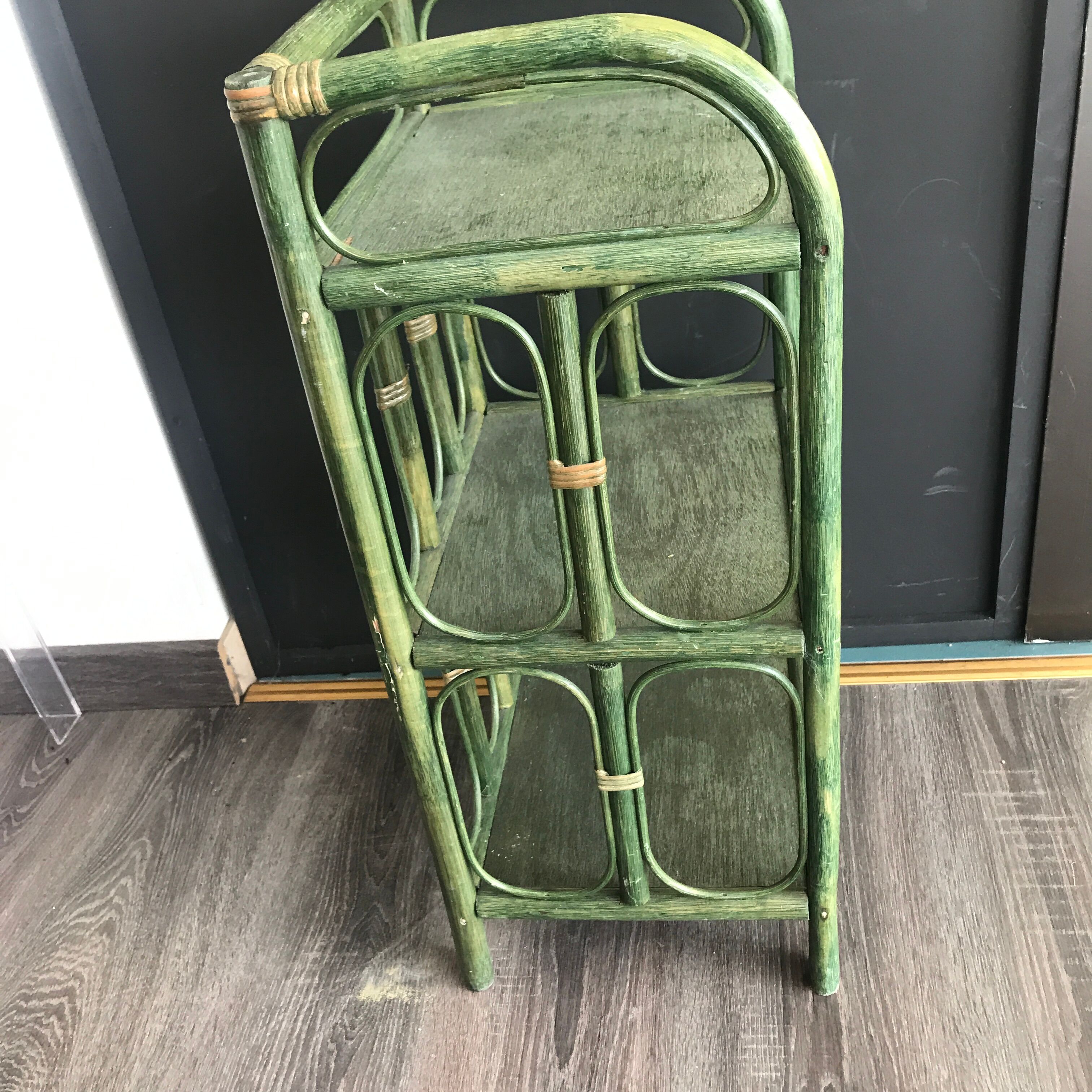 Small shelf console in green rattan