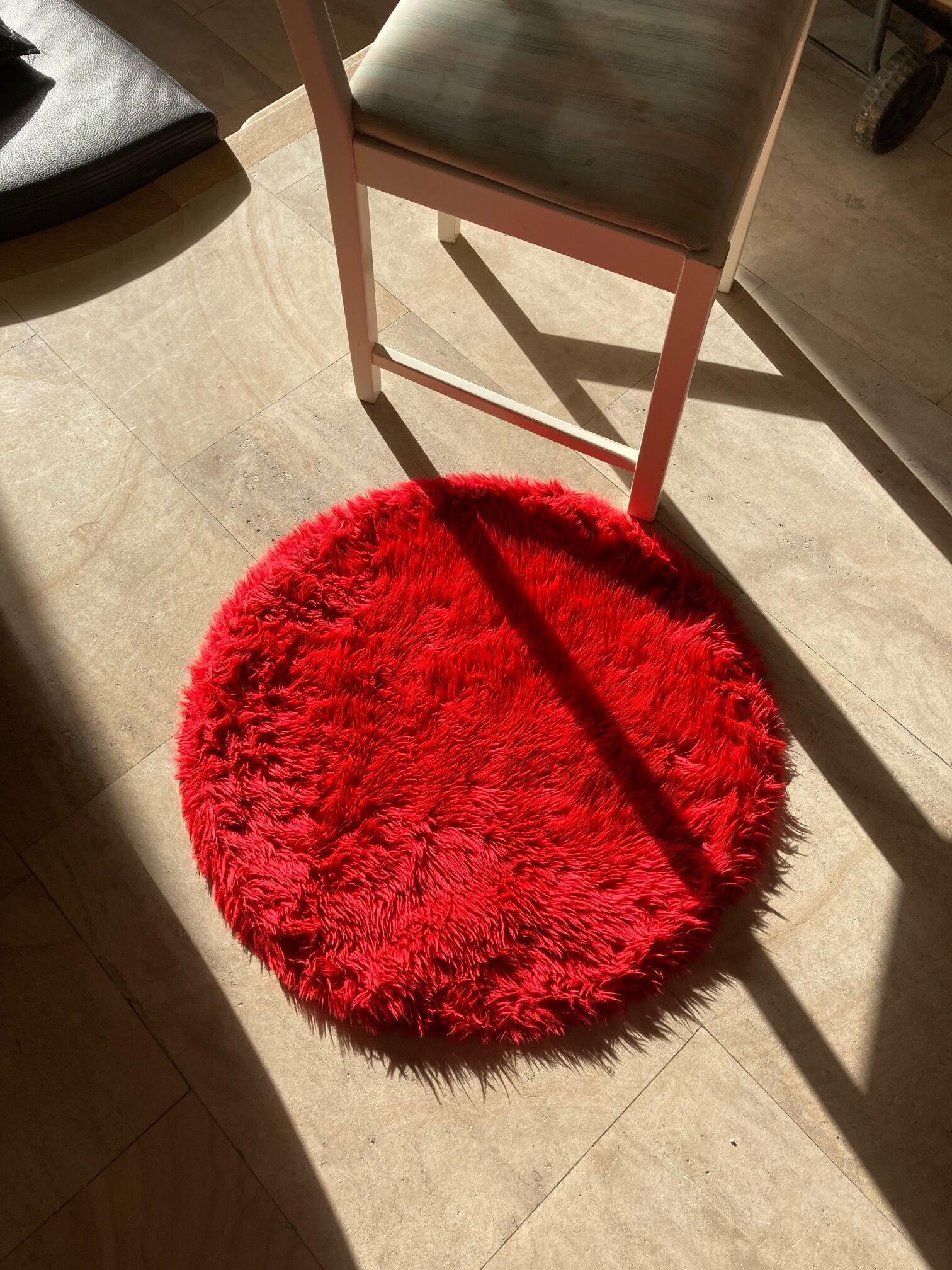 Red round carpet 65cm