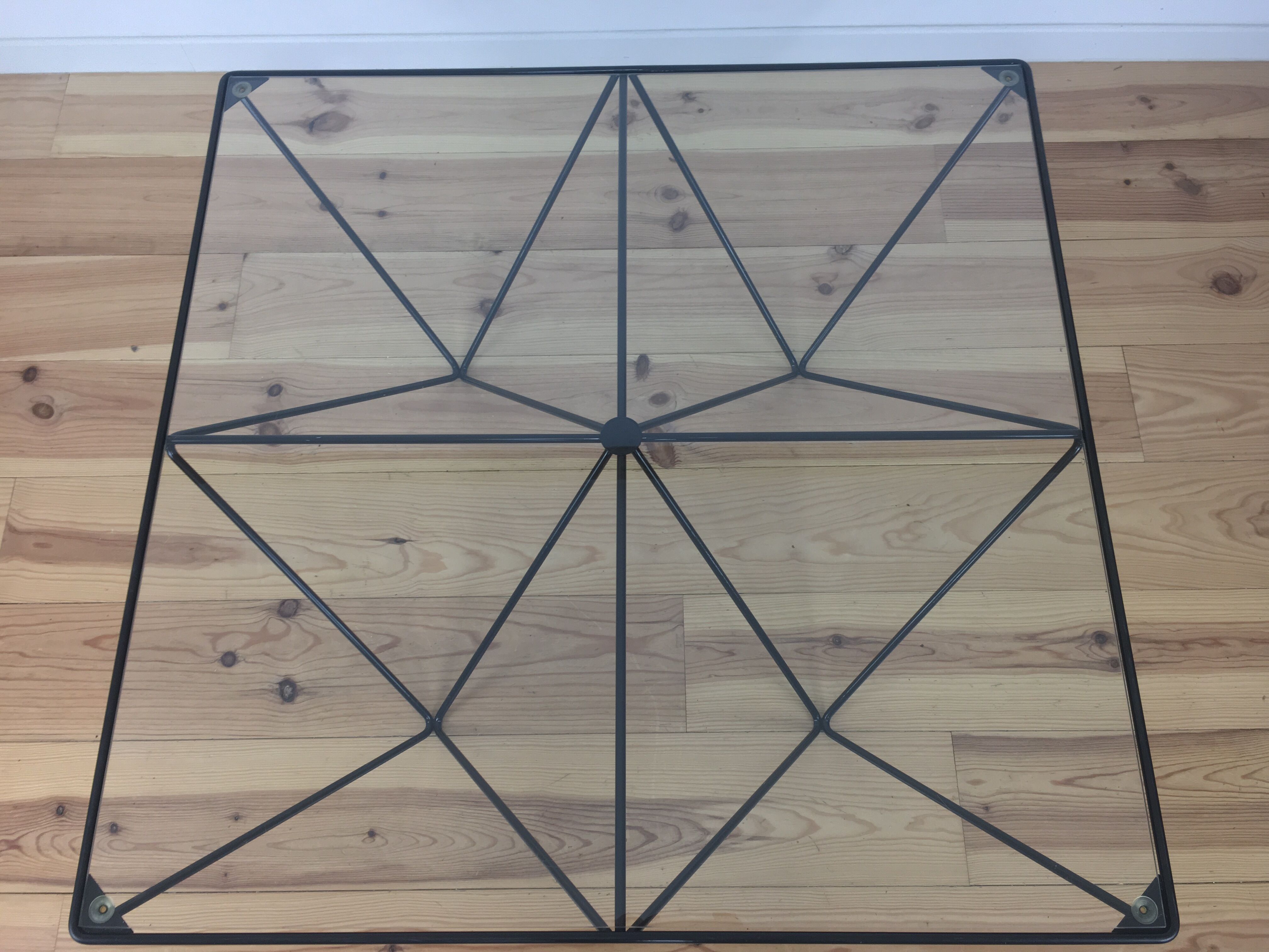 Table basse fil d'acier et plateau en verre