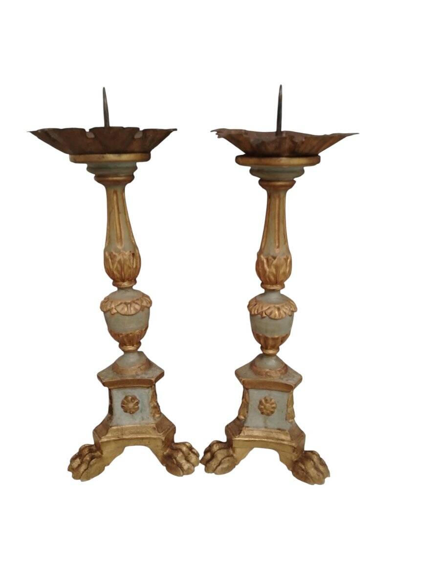 Pair of antique candlesticks in carved wood with acanthus leaf decoration