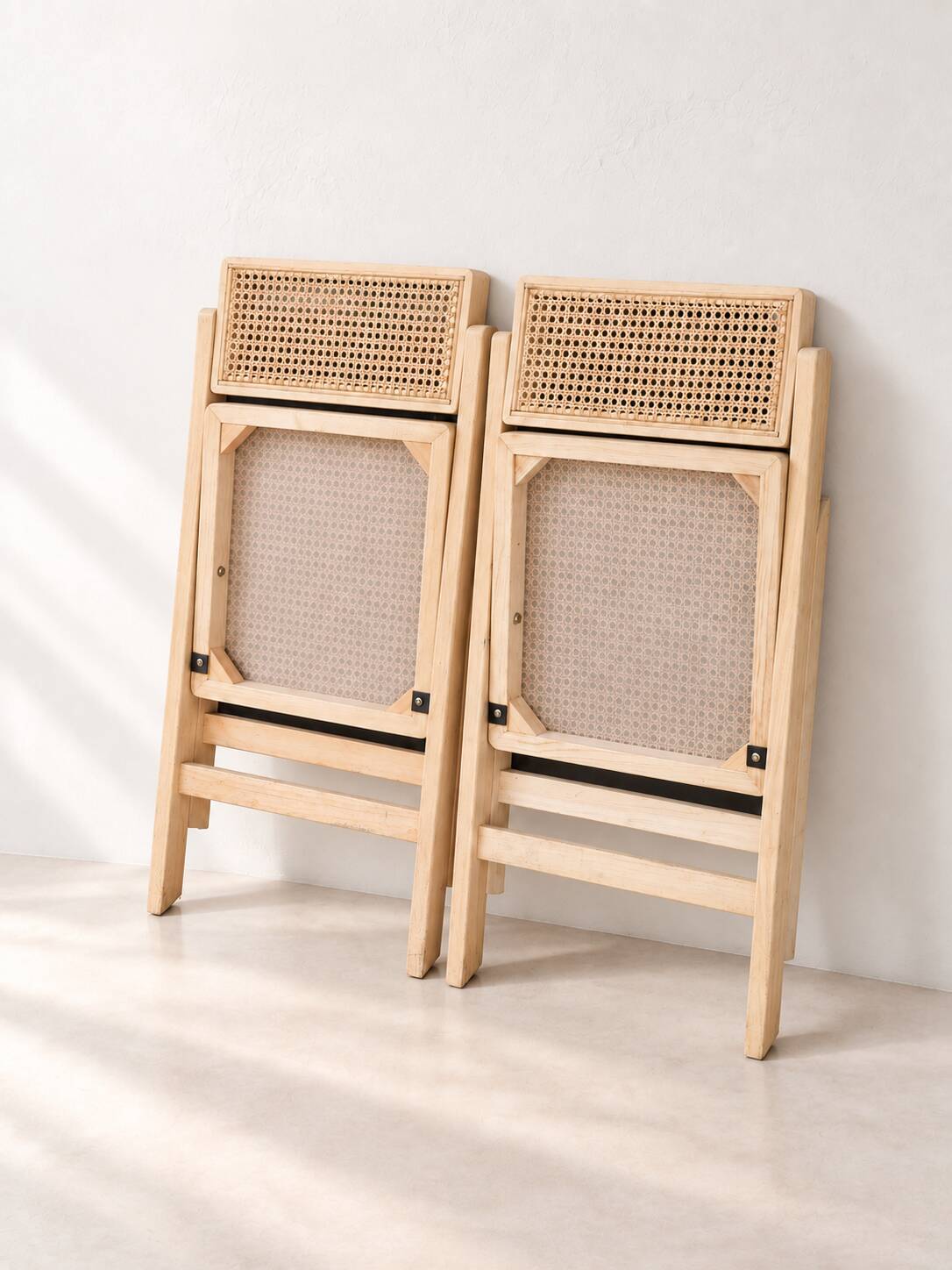 Paire de chaises pliantes en cannage et bois