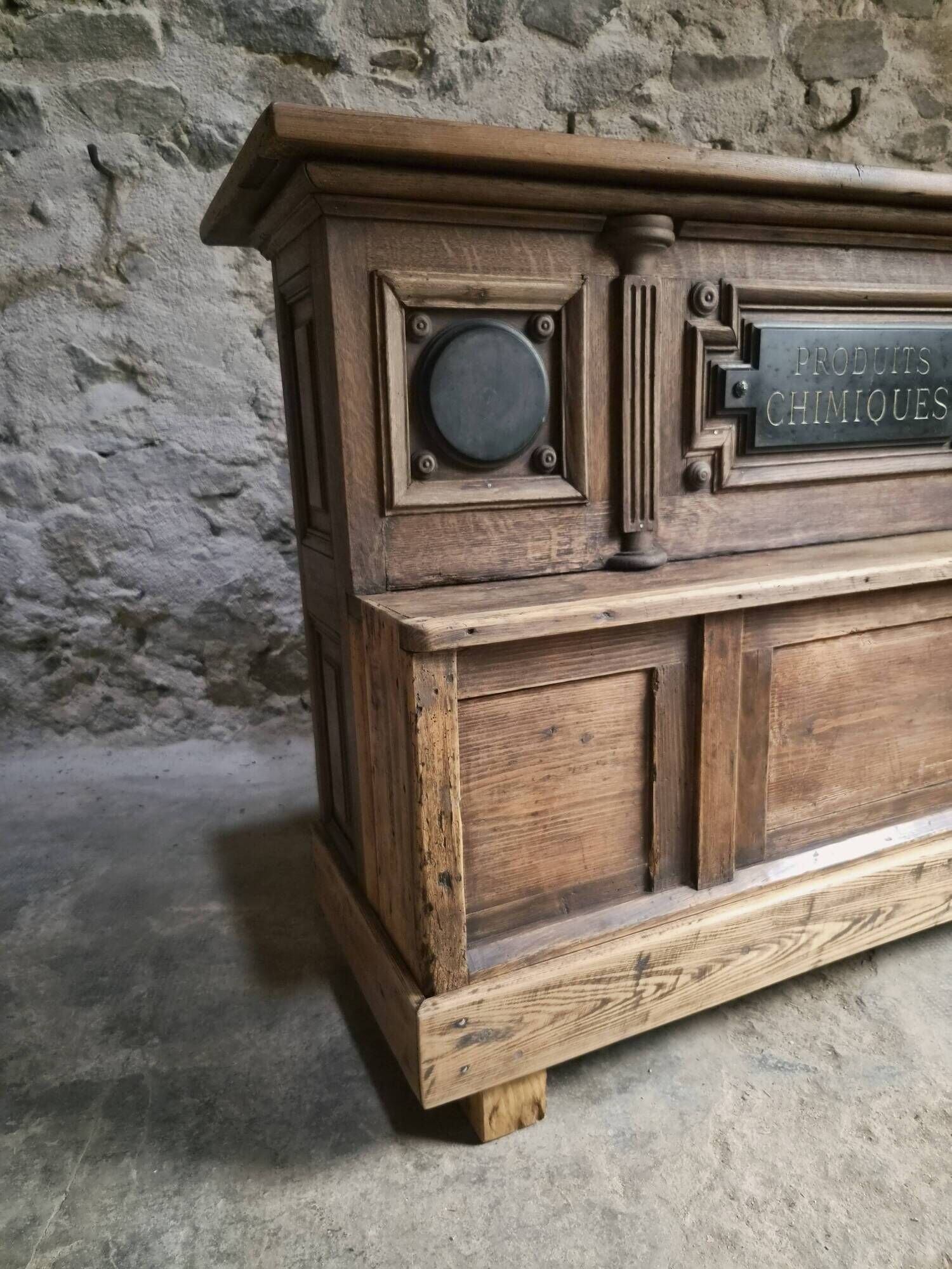 Pharmacy counter in antique oak / kitchen island, circa 1870–1900