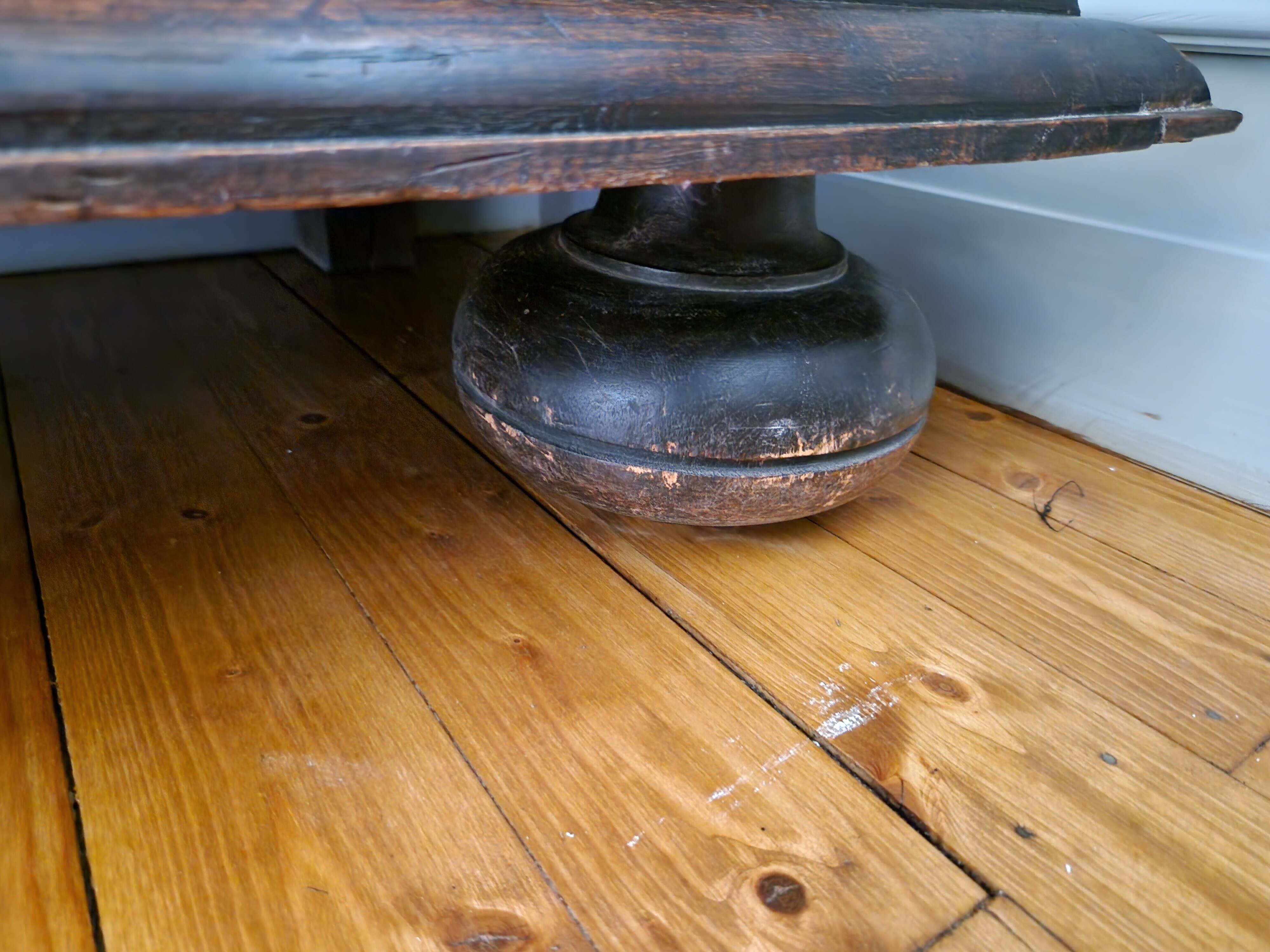 Vendée cabinet, standing man, 17th century