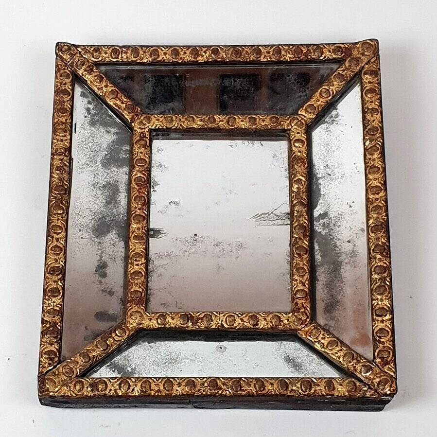 Miroir perlé en bois doré du 18e siècle