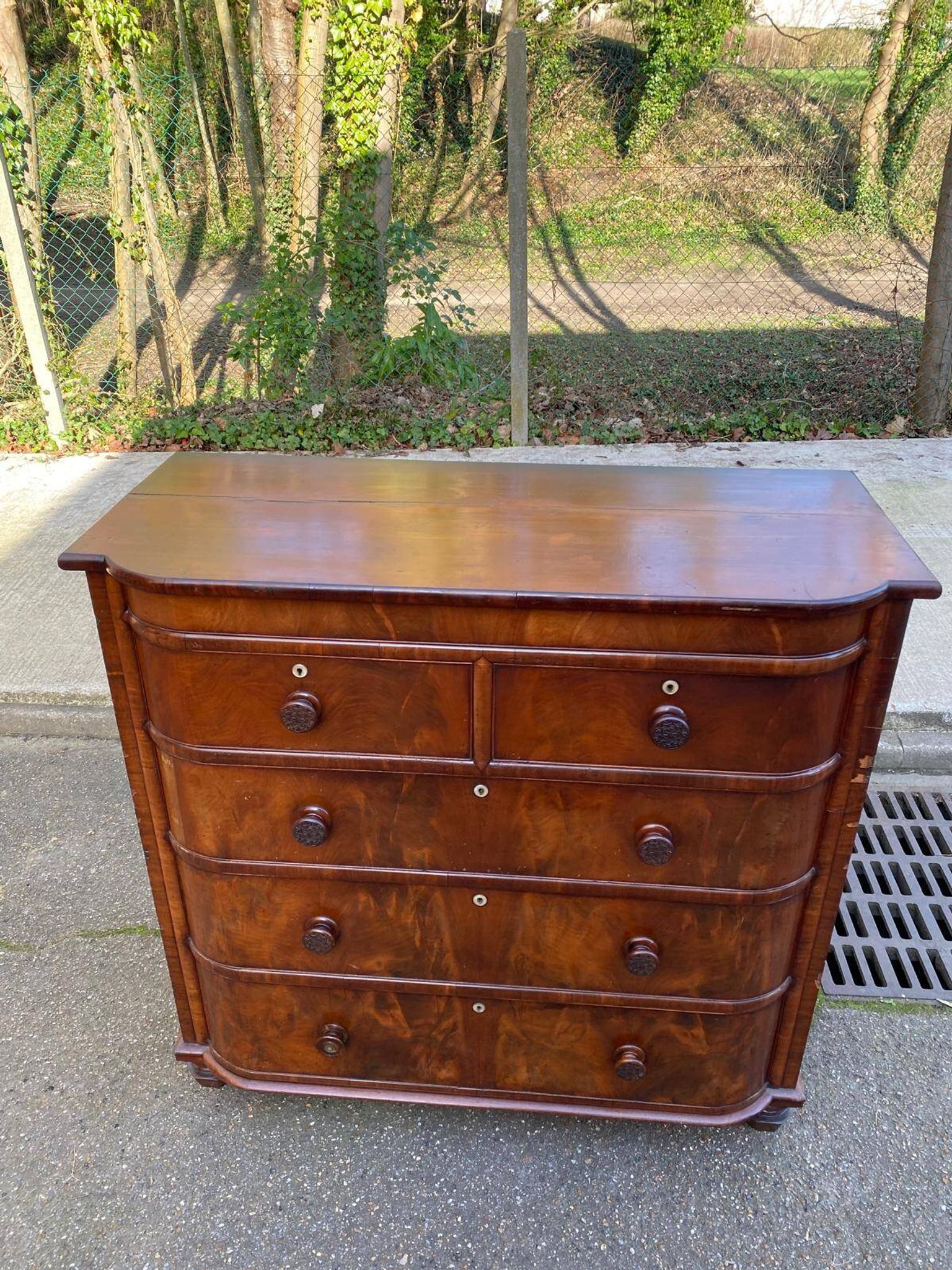 Victorian English commode in solid mahogany wood, 1930.