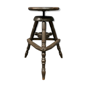 tabouret de travail sombre