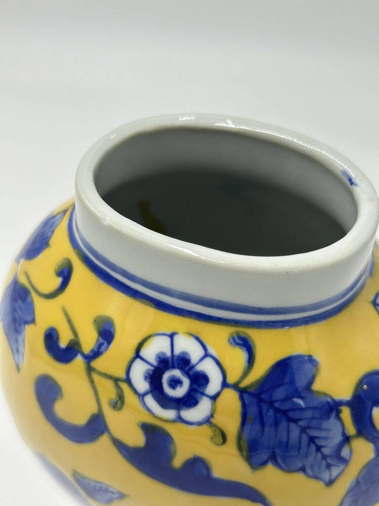 Yellow Chinese vase with blue patterns, 19th century