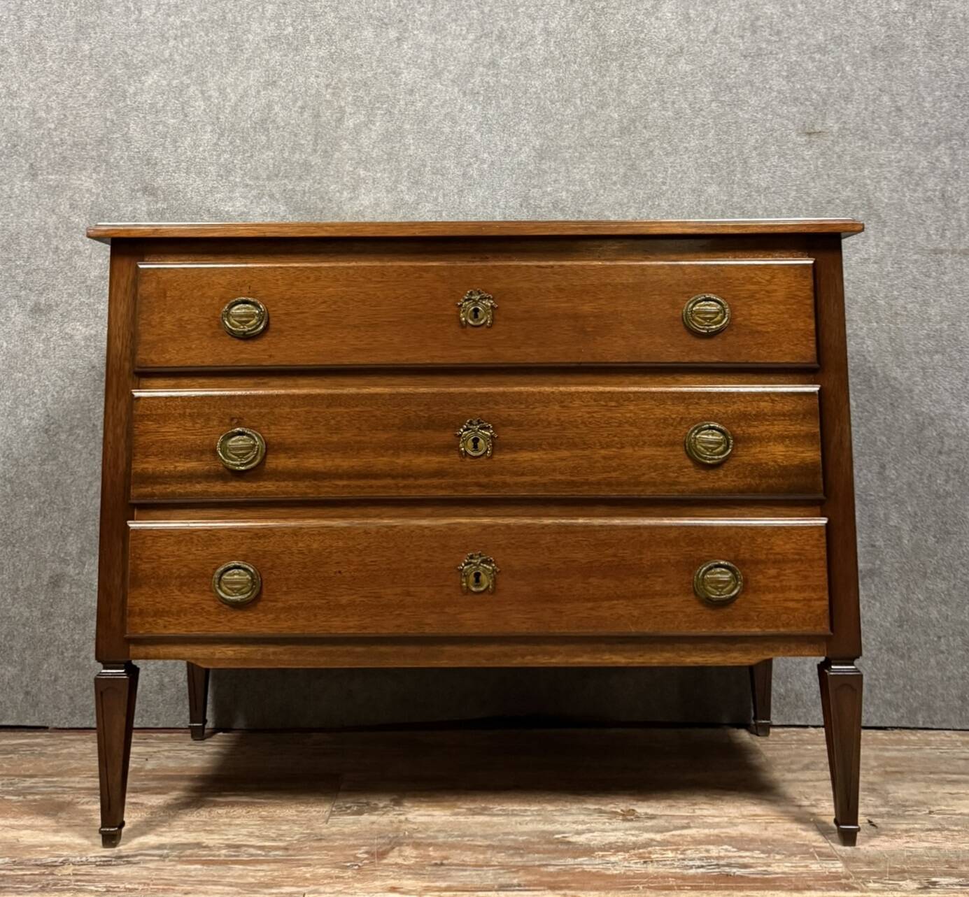 Commode style louis XVI en acajou