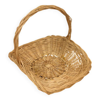 Natural wicker presentation basket